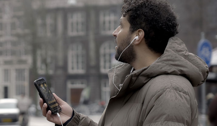 Een man luistert een podwalk