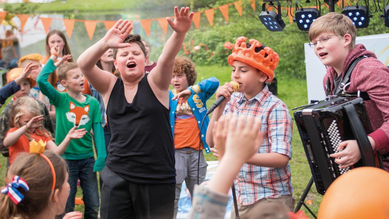Kinderen zingen op de Koningsdagmarkt