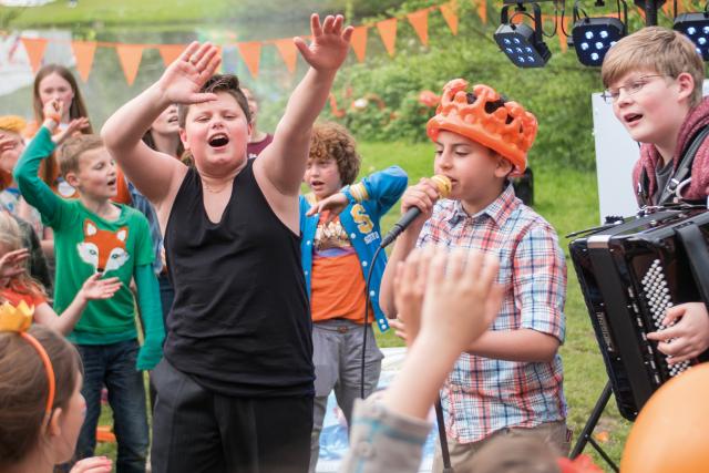 Kinderen zingen op de Koningsdagmarkt