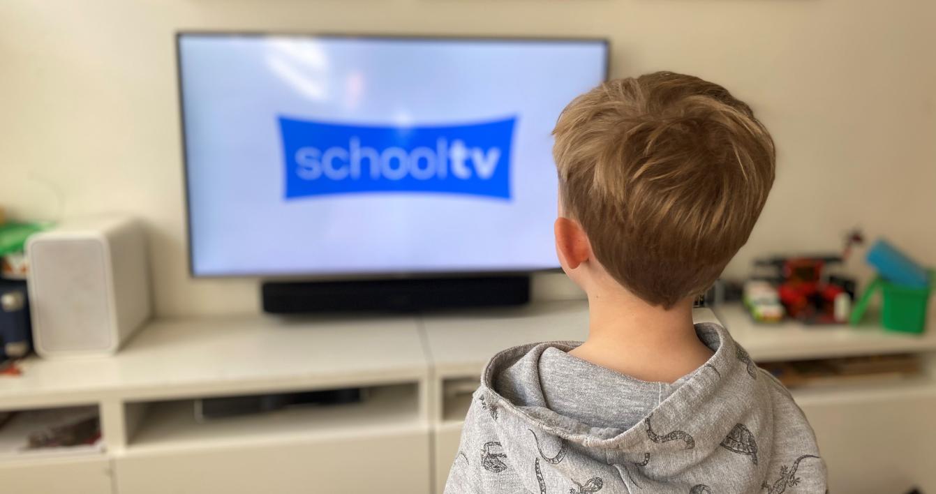 Kind kijkt Schooltv op TV