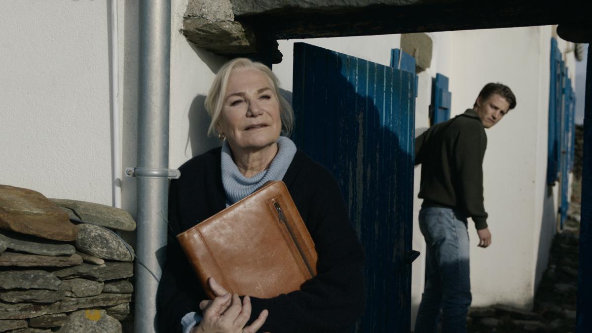 Monique van de Ven met Joes bij de poort