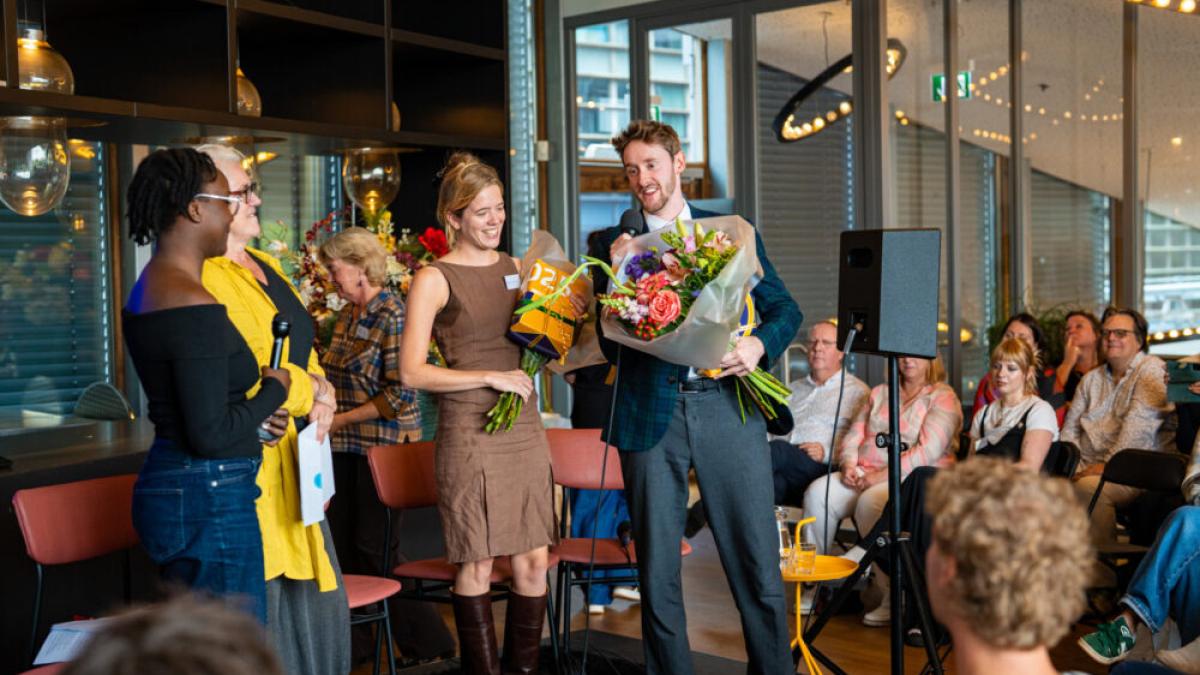 Winnaars nemen bloemen in ontvangst. Annelore van Gool (links) en Nick Golterman.