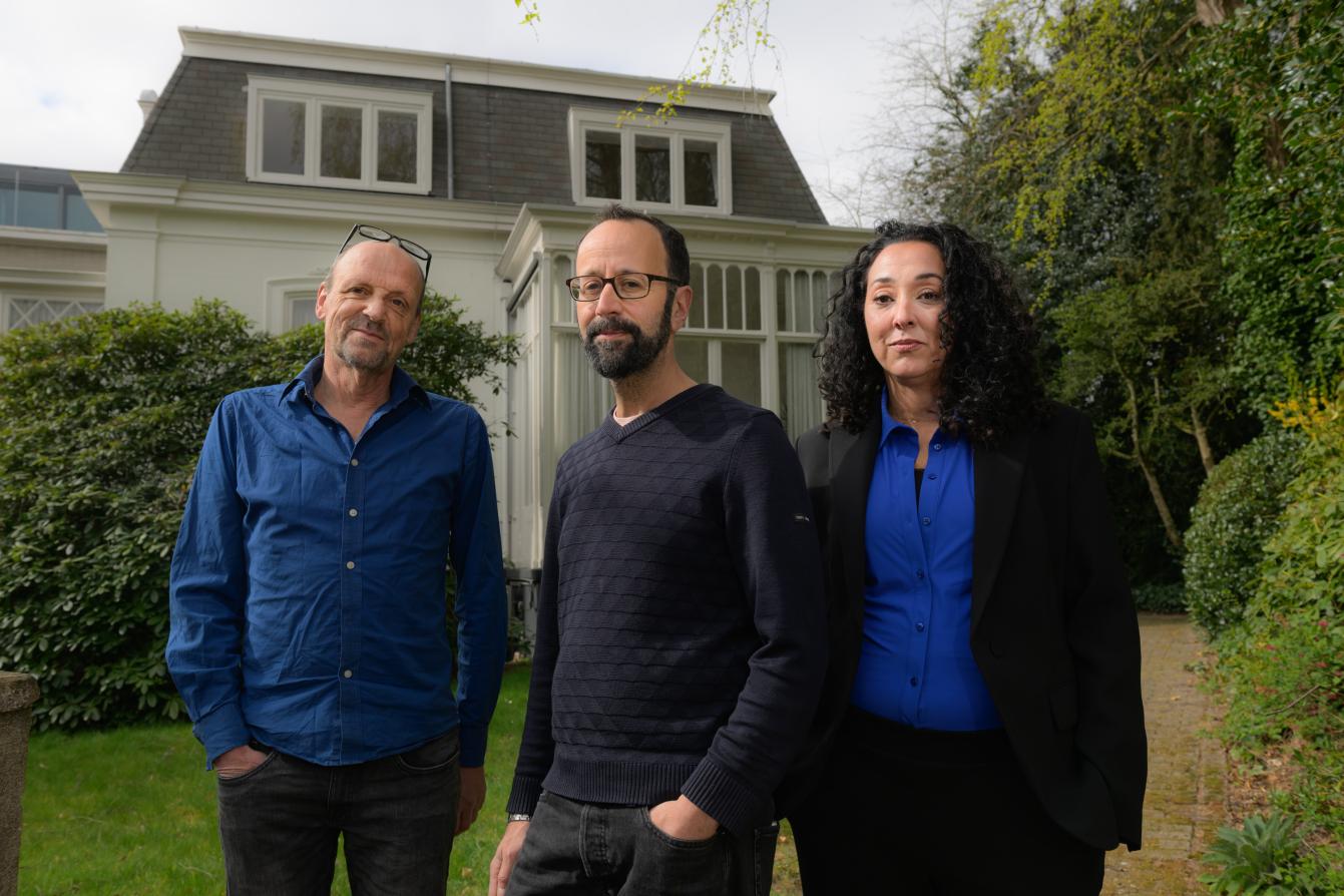 an Maarten Deurvorst, Jair Stein en Huda Rais bij de voormalige NMO-villa