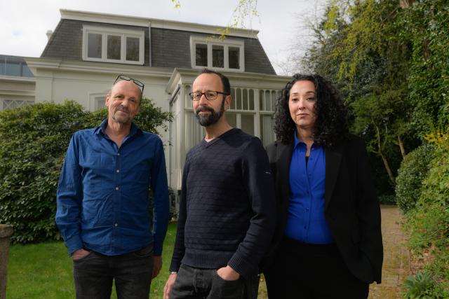 an Maarten Deurvorst, Jair Stein en Huda Rais bij de voormalige NMO-villa