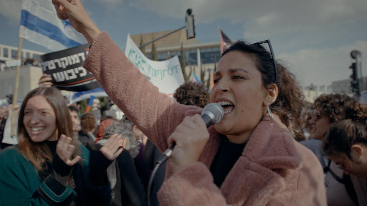 De-Israelische-comedian-en-activist-Noam-Shuster-Eliassi-tijdens-een-demonstratie
