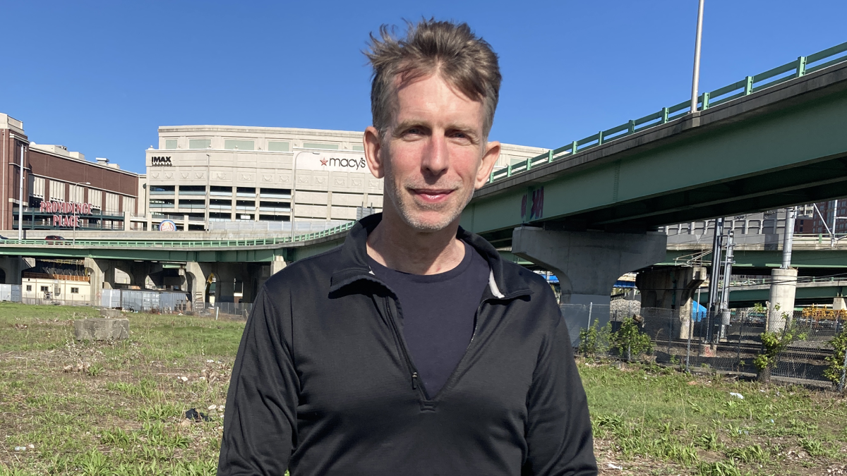 Kunstenaar Michael Townsend bij Providence Place, waar hij en andere kunstenaars vier jaar lang een verborgen appartement tot ku