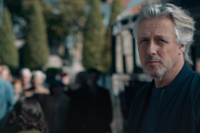 Verteller Daan Schuurmans in een scene van Het verhaal van Nederland