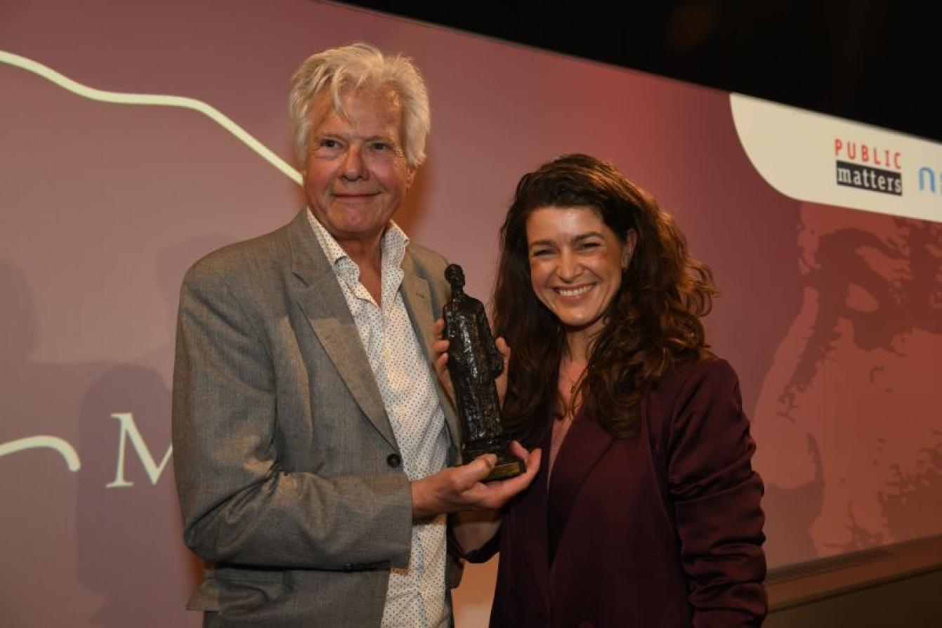 Merel Westrik en Jeroen Kramer nemen de Machiavelliprijs in ontvangst voor Het Sinterklaasjournaal