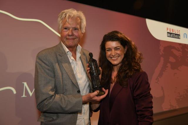 Merel Westrik en Jeroen Kramer nemen de Machiavelliprijs in ontvangst voor Het Sinterklaasjournaal