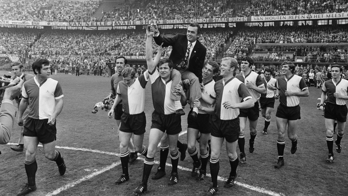 Happel-op-de-schouders-in-Feyenoords-succesjaar-1970